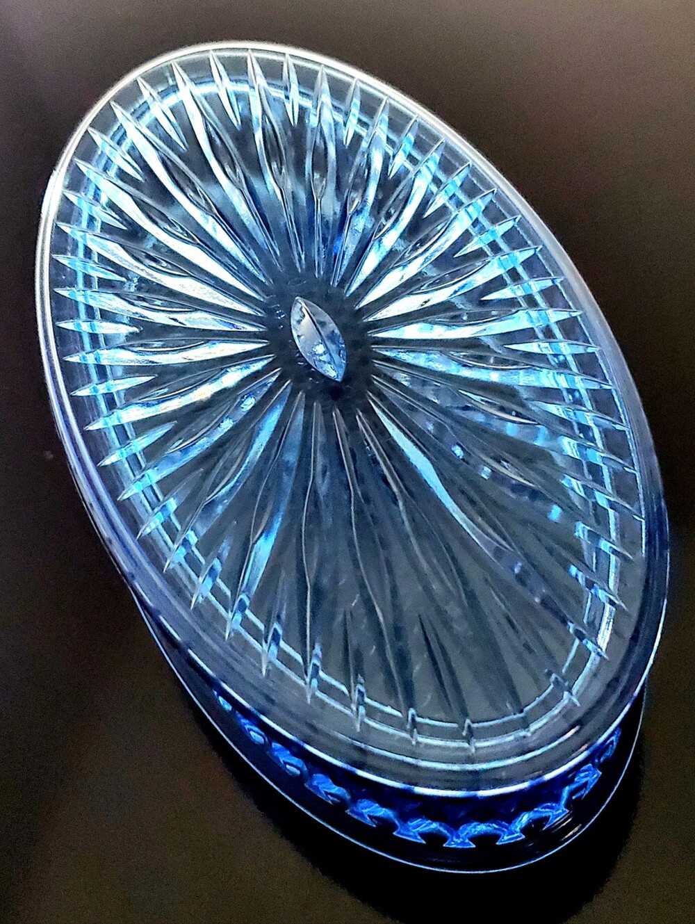 7 1/4" x 4" Oval Exquisitely Detailed Blue Glass Trinket Box With Lid 2011 - Picture 11 of 15
